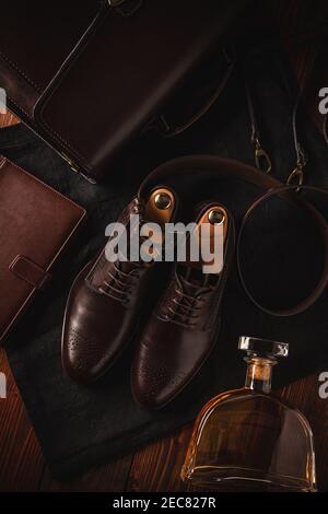 Modische klassische braune Herrenschuhe auf Holzhintergrund Stockfoto