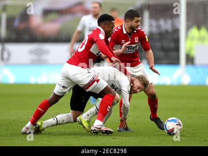 Kamil Jozwiak (Mitte) von Derby County kämpft während des Sky Bet Championship-Spiels im Pride Park Stadium, Derby, um den Ball mit Darnell Fisher von Middlesbrough (links) und Sam Morsy. Bilddatum: Samstag, 13. Februar 2021. Stockfoto