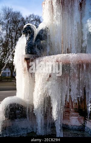 Ein gefrorener viktorianischer Brunnen im Hanley Park mit einer Drachenskulptur, Stoke-on-Trent, Großbritannien Stockfoto