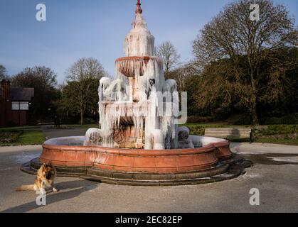 Ein gefrorener viktorianischer Brunnen in Hanley Park, Stoke-on-Trent, Großbritannien Stockfoto