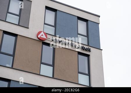 Logo der deutschen Arbeitsagentur an der Wand des Jobcenter-Gebäudes. Stockfoto