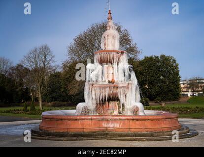 Ein gefrorener viktorianischer Brunnen in Hanley Park, Stoke-on-Trent, Großbritannien Stockfoto