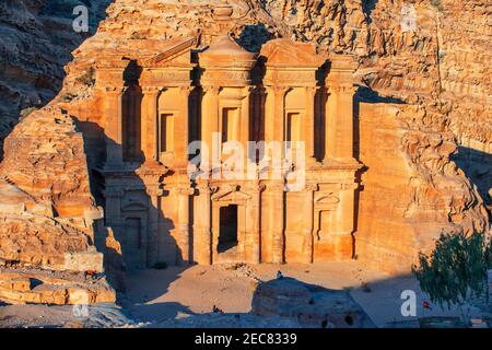 Ein Blick auf das Kloster oder Ad-Deir aus dem Felsen geformt, in Petra, Jordanien. Das Kloster von Petra ist das größte der prächtigen geschnitzten Gräber Stockfoto