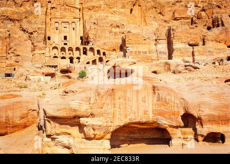 Straße der Fassaden, Gräber von Petra, Jordanien. Das korinthische Grab und das Palastgrab der königlichen Gräber in der Felsstadt Petra. Das Urnengrab des R Stockfoto