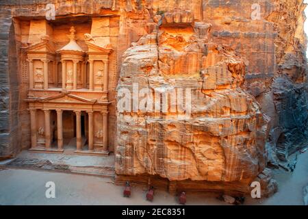 Das Schatzamt, El Khazneh, Petra, Jordanien. Petra ist eine historische und archäologische Stadt im südlichen jordanischen Gouvernement von Ma'an, die berühmt f ist