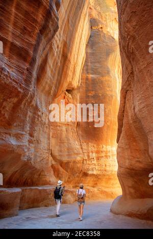 Touristen in der Siq, Petra, UNESCO-Weltkulturerbe, Jordanien. Outer Siq Yellow Canyon Morning Wandern Zum Eingang In Petra Jordan Petra Jordan. Co Stockfoto