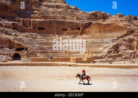 Römisches Theater in den Ruinen von Petra, Jordanien. Geschnitztes Amphitheater Theater Siq Petra Jordanien. Theater in Schatzkammer gebaut von den Nabataens im Jahr 100 n. Chr. gebaut, Stockfoto