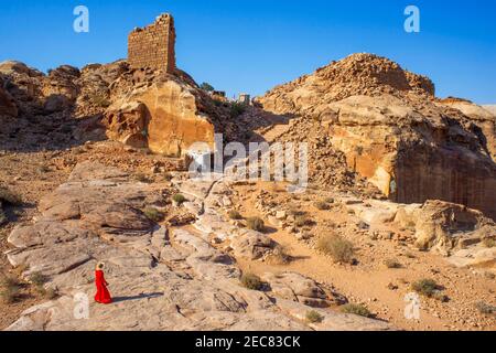 Der Weg hinunter zum Hohen Opferplatz, Jabal Al-Khubtha, Opferaltar, alte Kultstätte auf Petra, Jordanien. Stockfoto