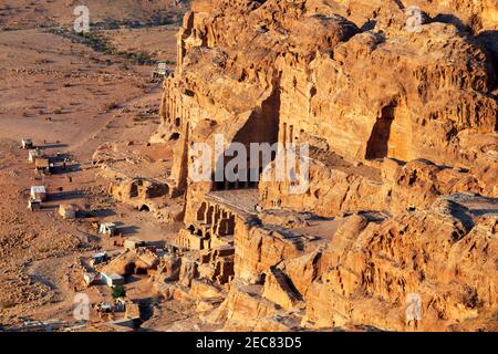 Straße der Fassaden, Gräber von Petra, Jordanien. Das korinthische Grab und das Palastgrab der königlichen Gräber in der Felsstadt Petra. Das Urnengrab des R Stockfoto