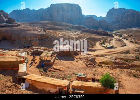 Touristenbude vor dem Urnengrab, Petra, Jordanien. Geschäfte, die Souvenirs verkaufen, säumen den Hauptweg von Petra aus, Jordanien, während einige Einheimische sich mit dem einkaufen in verbindung bringen Stockfoto