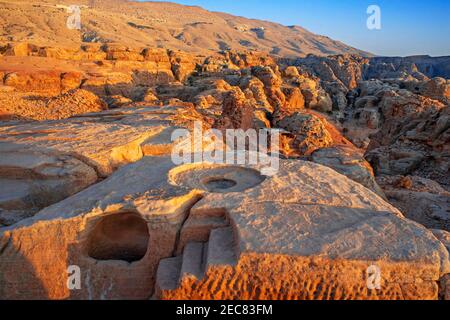 Hohe Opferstätte, Jabal Al-Khubtha, Opferaltar, alte Kultstätte auf Petra, Jordanien. Stockfoto