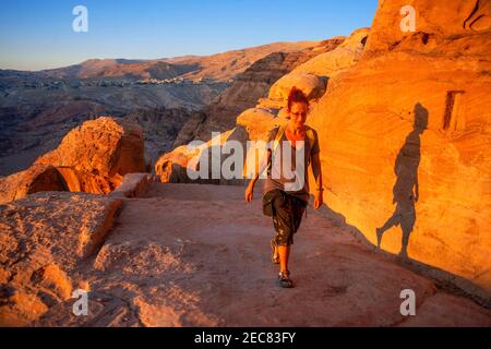 Der Weg hinunter zum Hohen Opferplatz, Jabal Al-Khubtha, Opferaltar, alte Kultstätte auf Petra, Jordanien. Stockfoto