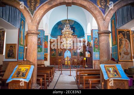 Im Inneren der Kirche St. George, Madaba, Jordanien. Karte Mosaik, griechisch-orthodoxe Kirche St. Geoerge, Madaba, Jordanien Stockfoto