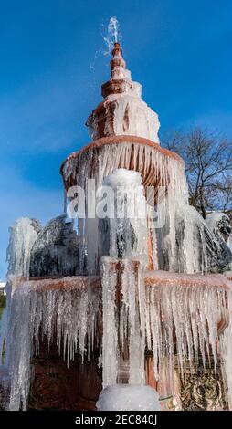 Ein gefrorener viktorianischer Brunnen in Hanley Park, Stoke-on-Trent, Großbritannien Stockfoto