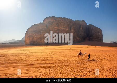 Touristen auf einem Kamel in der Wadi Rum Wüste Jordanien Stockfoto