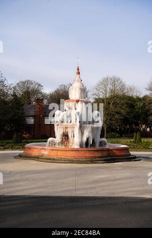 Ein gefrorener viktorianischer Brunnen in Hanley Park, Stoke-on-Trent, Großbritannien Stockfoto