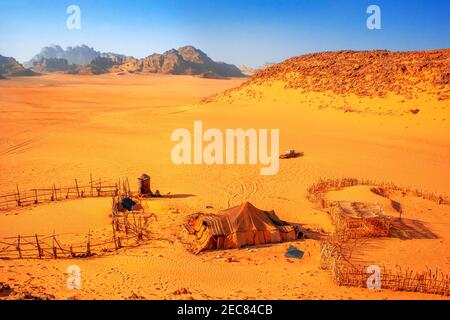 Campingplatz und ein Oldtimer-Pick-up-Auto verlassen auf roten Sand der Wadi Rum Wüste, Jordanien. Stockfoto