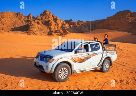 4x4 Jeep Fahrzeug Tracks in Wadi Rum Desert Valley, Jordanien, Mittlerer Osten Stockfoto