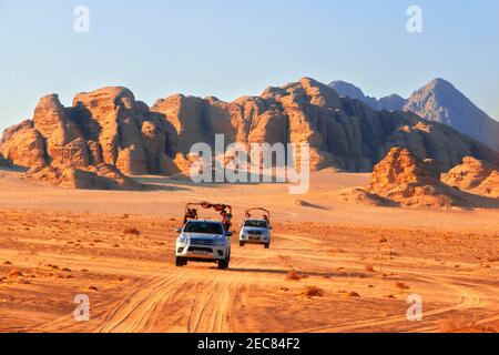 4x4 Jeep Fahrzeug Tracks in Wadi Rum Desert Valley, Jordanien, Mittlerer Osten Stockfoto