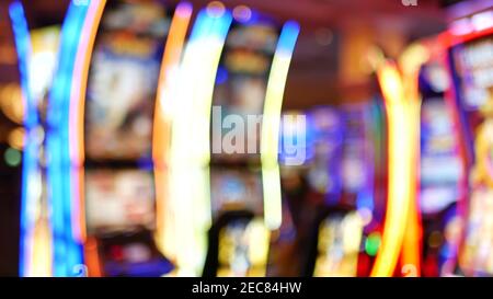Unschärfe-Spielautomaten leuchten im Casino auf dem fabelhaften Las Vegas Strip, USA. Verschwommene Jackpot-Spielautomaten im Hotel in der Nähe der Fremont Street. Leuchtendes Neon Stockfoto