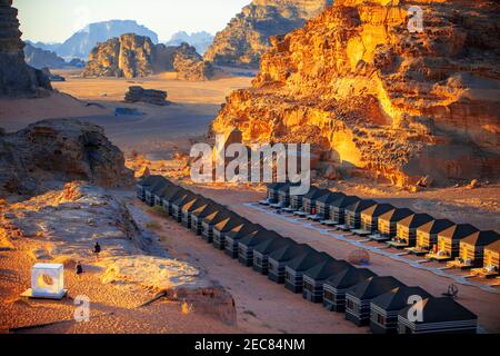 Traditionelle beduinenzelte in der Wüste, Wadi Rum, Jordanien. Kapitäns Lager. Stockfoto