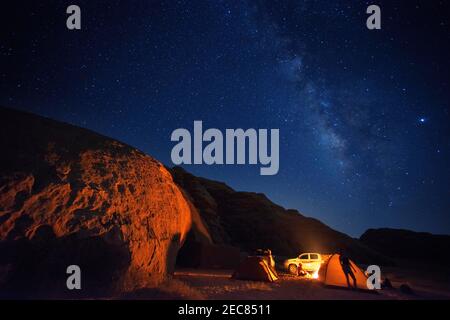 Nordlichter und traditionelle beduinenzelte frei campen in der Wüste, Wadi Rum, Jordanien. Stockfoto