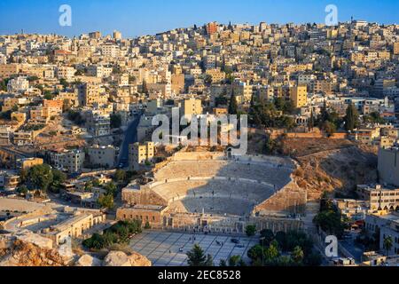 Römisches Amphitheater und Stadtansicht der Hauptstadt Amman, Jordanien, Mittlerer Osten, Asien Stockfoto