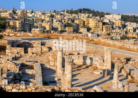 Überreste des Herkules-Tempels auf der Zitadelle, Amman, Jordanien. Das alte römische Philadelphia Stockfoto