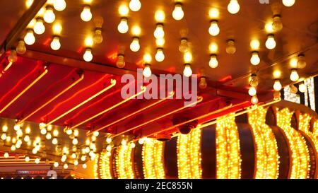 Alte angefachte elektrische Lampen blinken und leuchten in der Nacht. Abstrakte Nahaufnahme von Retro-Casino-Dekoration schimmert in Las Vegas, USA. Beleuchteter Vint Stockfoto
