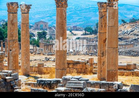 Cella des Artemis-Tempels, römische Tempel in Jerash, Jordanien. Alte antike griechisch-römische Säulen säumen Kopfsteinpflasterstraßen an einem warmen Sommertag in Jerash Stockfoto