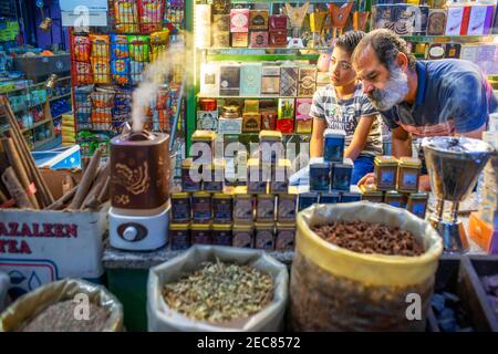 Ein lokaler Parfümeur bereitet Parfüm in einem traditionellen nahöstlichen Parfümerladen in der Innenstadt von Amman, Jordanien, zu. Geschäfte und Geschäfte in der Altstadt von Amman, Stockfoto