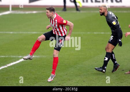 Charlie Wyke von Sunderland erzielt das vierte Tor des Spiels während des Sky Bet League One-Spiels im Stadion of Light, Sunderland. Bilddatum: Samstag, 13. Februar 2021. Stockfoto