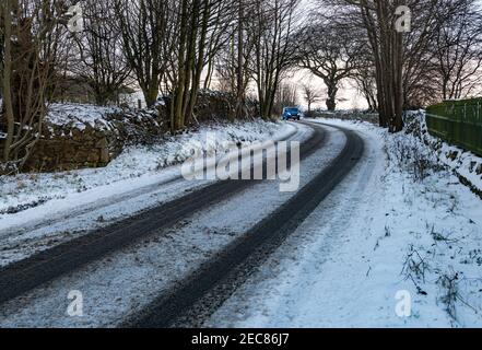 Van fahren rund Kurve auf schneebedeckten Landstraße im Winter, East Lothian, Schottland, Großbritannien Stockfoto