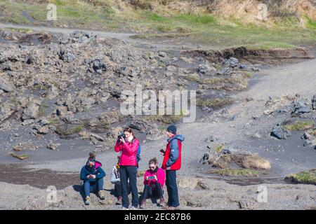 Godafoss Island - Mai 23. 2018: Touristen entspannen, genießen den Tag und Fotos von Godafoss Wasserfall in Island Stockfoto