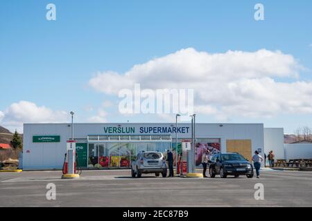 Myvatn Island - Mai 23. 2018: Kjorbuden Supermarkt mit Touristen, die ihre Autos in Myvatn in Island betanken Stockfoto