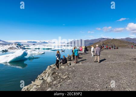 Jokulsarlon Island - August 18. 2018: Touristen besuchen die Jokulsarlon Gletscherlagune in Island Stockfoto