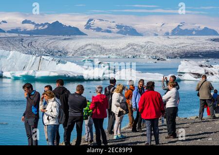 Jokulsarlon Island - August 18. 2018: Touristen besuchen die Jokulsarlon Gletscherlagune in Island Stockfoto