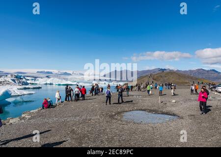 Jokulsarlon Island - August 18. 2018: Touristen besuchen die Jokulsarlon Gletscherlagune in Island Stockfoto