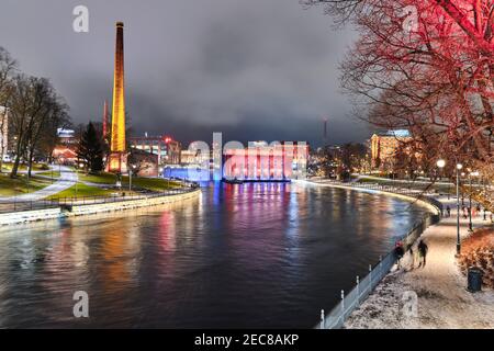 Tampere, Finnland - 12. Dezember 2020: Blick auf den Tammerkoski Kanal im Zentrum von Tampere. Stockfoto