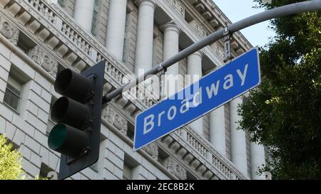 Broadway Straßenname, odonym Schild und Ampel auf Säule in USA. Straßenkreuzung in der Innenstadt der Stadt. Kreuzung in städtischen zentralen Business-Distr Stockfoto