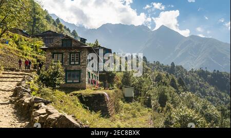 Altes Haus in den Bergen, Gästehaus auf dem Trek in Nepal, Trekking im Himalaya, Teehaus auf dem Hügel, Everest Base Camp Trek Stockfoto