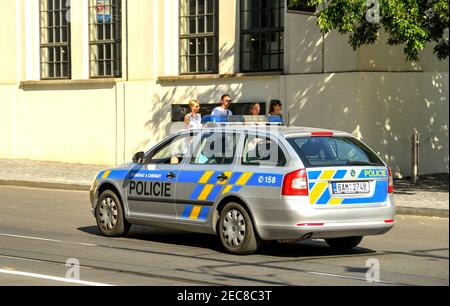 Prag, Tschechische Republik - Juli 2018: Polizeiwagen auf Patrouille im Zentrum von Prag Stockfoto