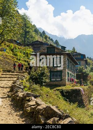 Altes Haus in den Bergen, Gästehaus auf dem Trek in Nepal, Trekking im Himalaya, Teehaus auf dem Hügel, Everest Base Camp Trek Stockfoto