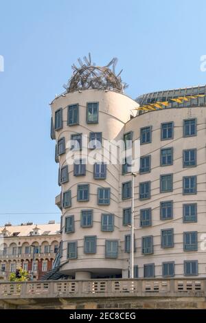 Prag, Tschechische Republik - Juli 2018: Das Gebäude Nationale-Nederlanden im Prager Stadtzentrum. Es ist auch als „Tanzendes Haus“ bekannt Stockfoto