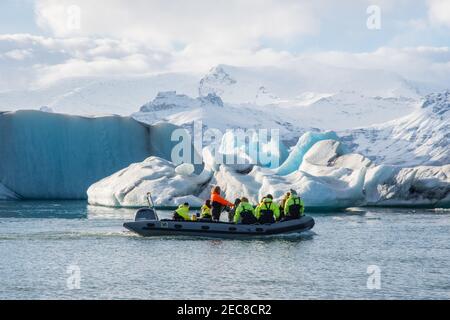 Jokulsarlon Island - Oktober 7. 2018: Zodiac Bootstour auf der Jokulsarlon Eislagune Stockfoto