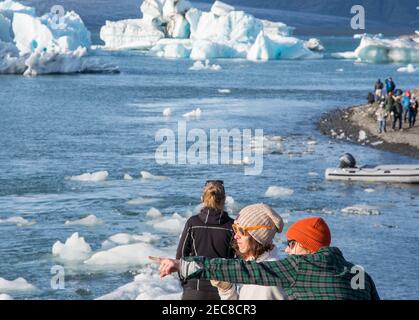 Jokulsarlon Island - Oktober 7. 2018: Touristen besuchen die Jokulsarlon Gletscherlagune in Island Stockfoto