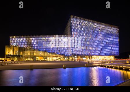 Reykjavik Island - Oktober 26. 2018: Konzert hal Harpa am Abend mit blauem Licht Stockfoto