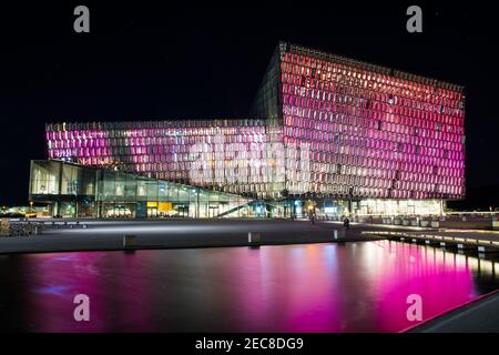 Reykjavik Island - Oktober 26. 2018: Konzert hal Harpa am Abend mit Pink Light Stockfoto