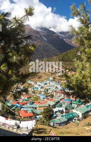 Dorf in den Bergen, Blick auf Namche Bazar in Nepal, Everest Base Camp Trek, im Himalaya, Sagarmatha Nationalpark Stockfoto