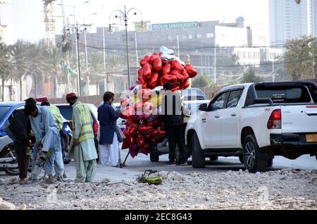 Herzförmige Ballons werden anlässlich des Valentinstag voraus, auf der Gesellschaft Bereich von Karachi am Samstag, 13. Februar 2021 entfernt verkauft. Stockfoto